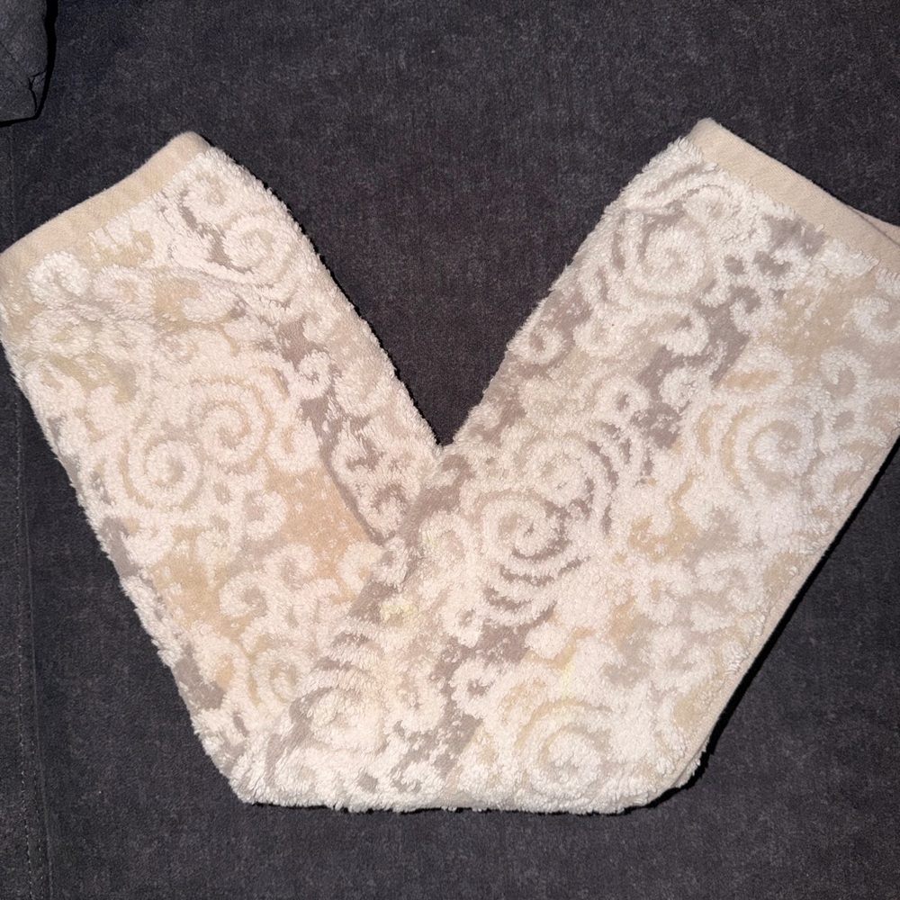 Elegant Cream and White Towel Set - Picture 4 of 6